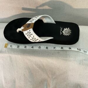 Yellow Box white laser, cut flip flops/sandals - size 9– EXCELLENT CONDITION